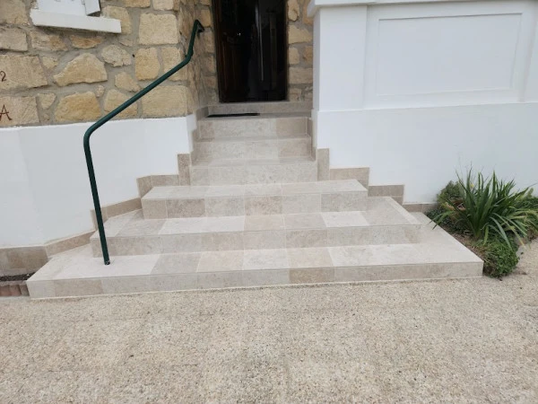 Réalisation du carrelage des marches et perron